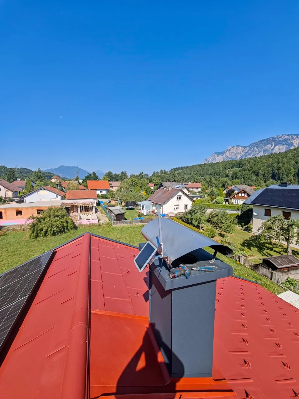 Solar-Node auf einem roten Hausdach in Pöckau mit Blick auf die Karawanken