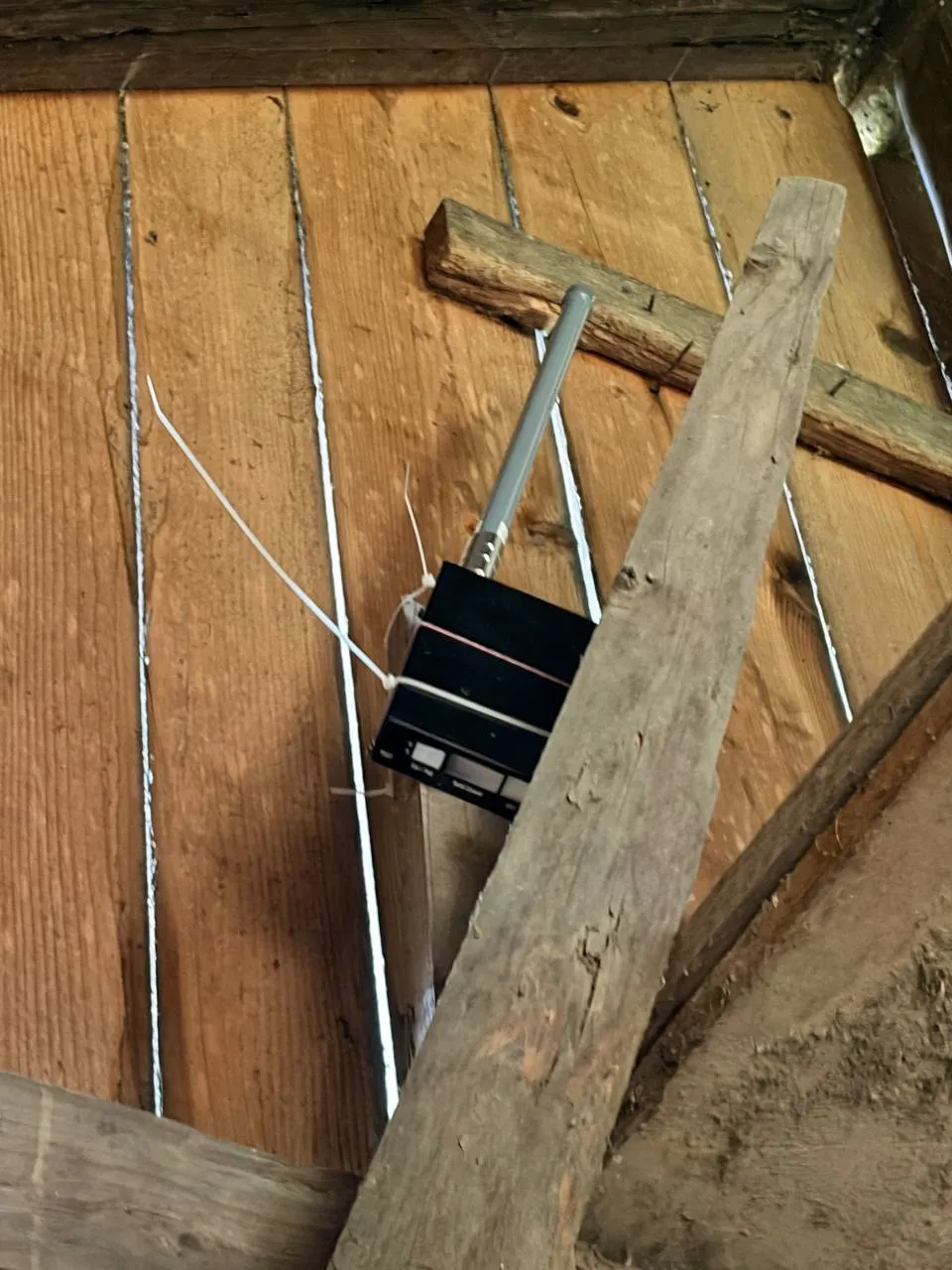 Repeater-Knoten unter einem Dachstuhl montiert, Standort Waidegg im Gailtal