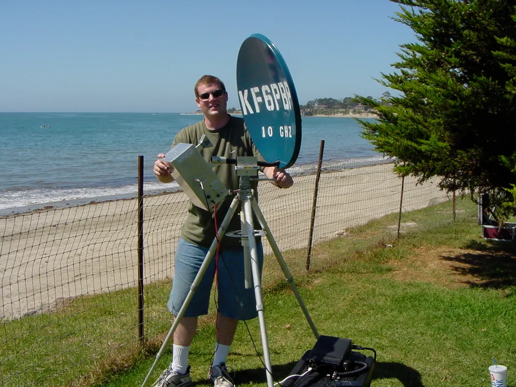 Portable 10-GHz-Station mit kleiner Parabolantenne auf Stativ und selbstgebautem Schmalband-Transverter