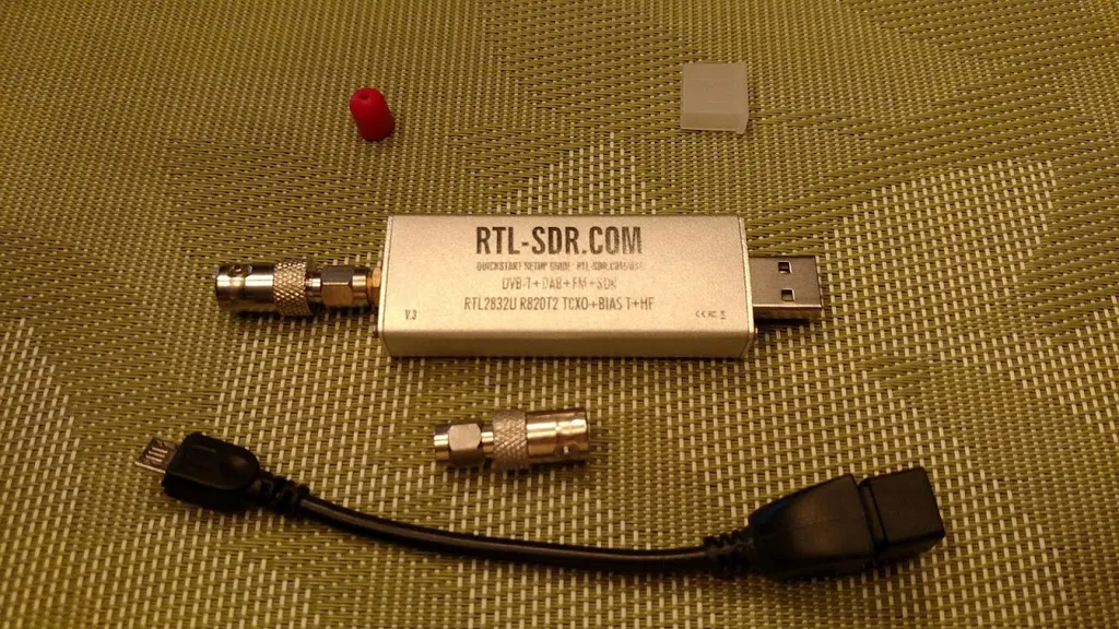 RTL-SDR-V3-Stick mit SMA-Adaptern und USB-Verlängerung