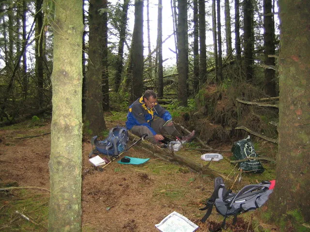 Funkamateur mit Rucksack und portabler Station im Wald