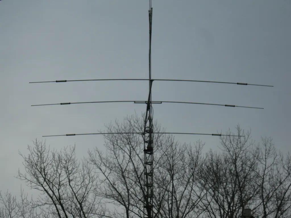 Traliccio con direttiva HF, yagi VHF e verticale multibanda