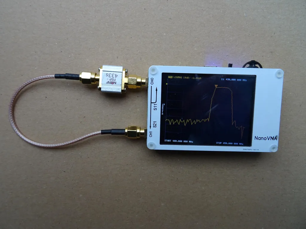 Durchgangsmessung eines SAW-Filters für 433 MHz an einem NanoVNA, die Durchlasskurve ist auf dem Display zu sehen