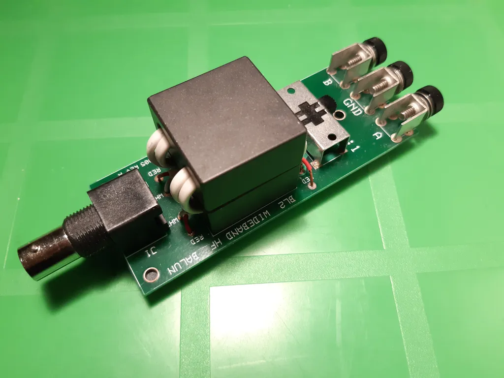 Balun HF a banda larga su circuito stampato con nuclei binoculari, presa BNC e morsetti a vite