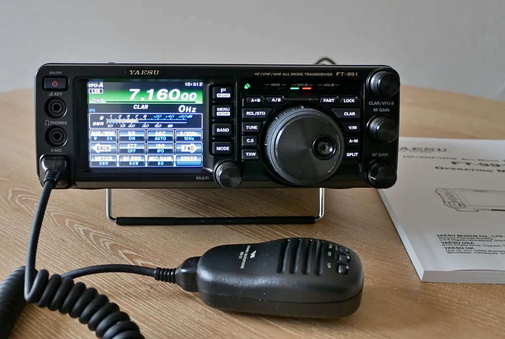 Transceiver Yaesu FT-991 pre všetky druhy prevádzky s farebným displejom a ručným mikrofónom na stole
