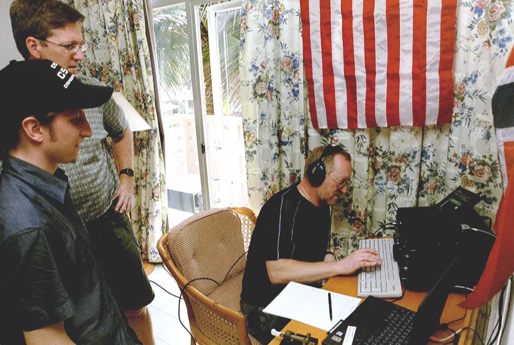 Operatoren einer internationalen DXpedition an der Station