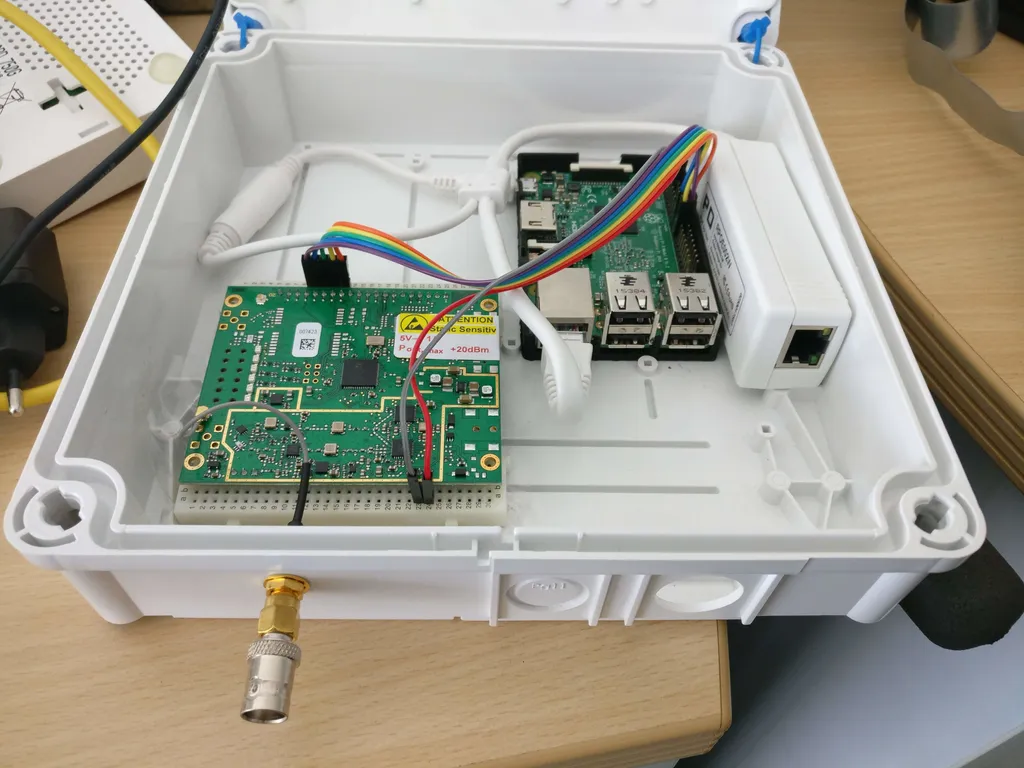 Selbstbau-Gateway im weißen Installationsgehäuse: Raspberry Pi, iC880a-Concentrator-Platine, PoE-Splitter und Antennenbuchse