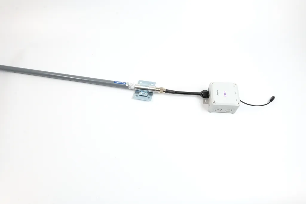 Fiberglas-Rundstrahlantenne mit Montagewinkel, N-auf-SMA-Adapter und wetterfester Abzweigdose für die Elektronik
