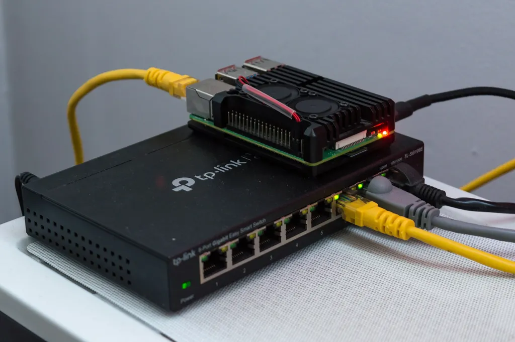 Egy Raspberry Pi 4 fekszik egy menedzselt hálózati switch tetején
