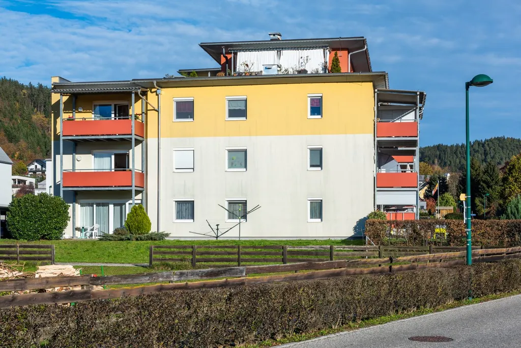 Trinadstropna koroška stanovanjska hiša z balkoni in vrtnim sušilnikom za perilo