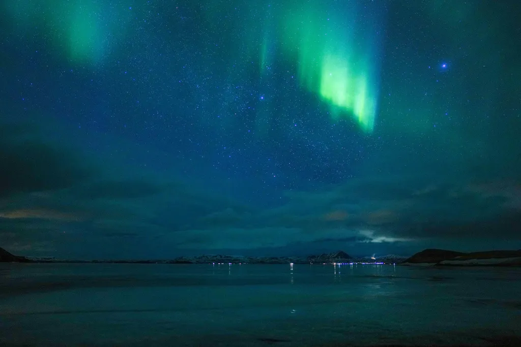 Bande verdi di aurora boreale sopra il lago Mývatn in Islanda