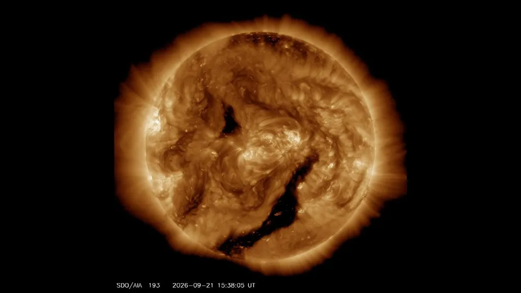 Il Sole nell'ultravioletto estremo a 193 ångström il 4 ottobre 2026, con buchi coronali scuri