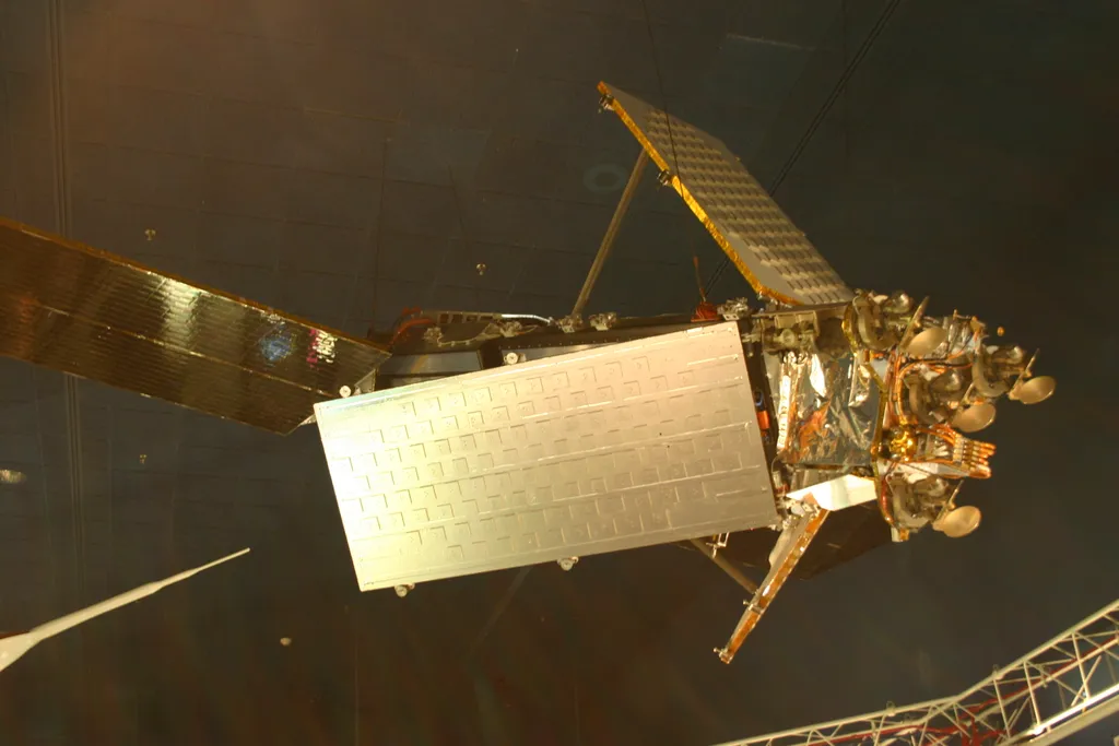 Iridium-Satellit der ersten Generation als Ausstellungsstück, mit Solarpaneelen und den drei Hauptantennenflächen
