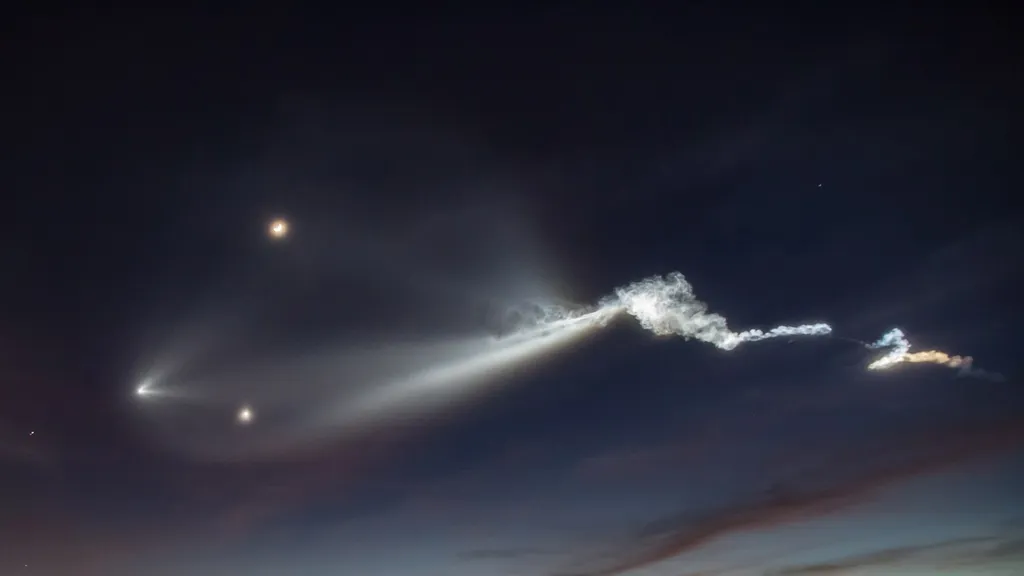 Leuchtende Abgasfahne einer Falcon 9 in der Dämmerung über Kalifornien beim Start von Iridium-NEXT-Satelliten
