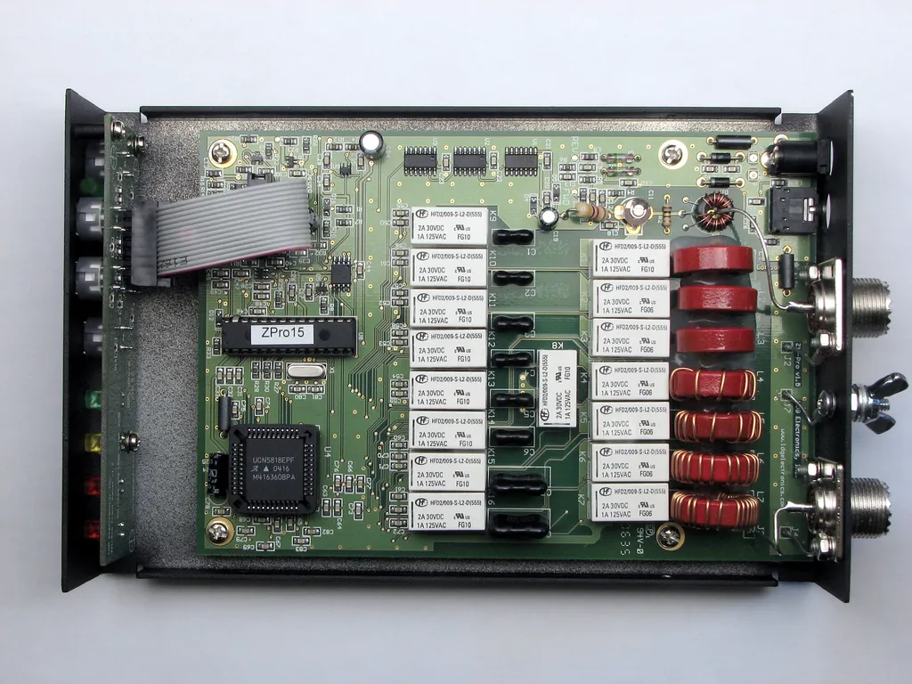 Innenansicht eines automatischen Antennentuners mit Relais, Ringkernspulen und Mikrocontroller