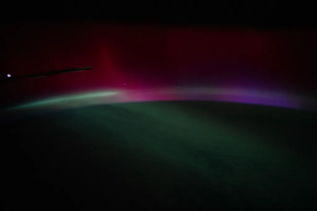 Polarlicht über dem Erdhorizont, fotografiert von der Internationalen Raumstation