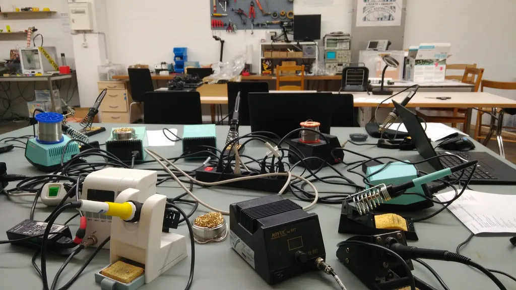 Lötstationen in einer Werkstatt während eines Workshops