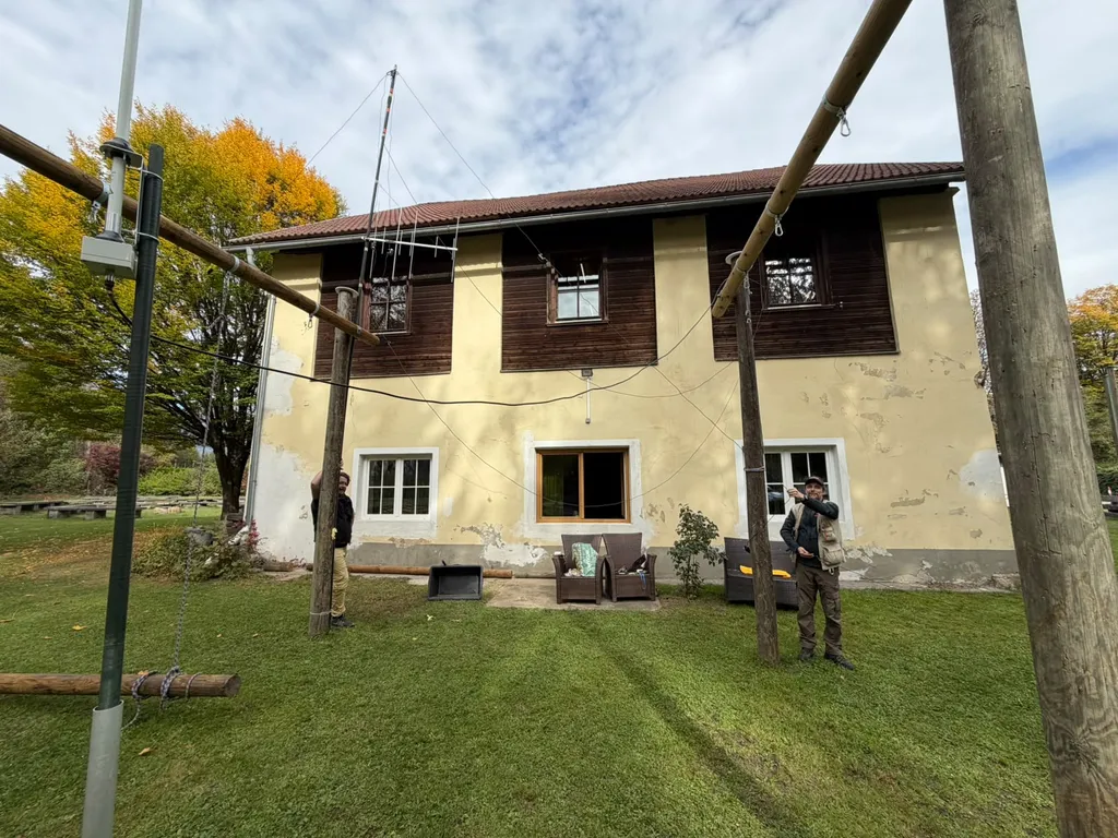 Antennenaufbau hinter dem Pfadfinderheim: André und Michael an den Holzmasten, dazwischen Drähte, Vertikal und Yagi