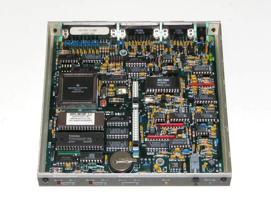 Geöffneter Kantronics-9612-Terminal-Node-Controller mit Platine, Motorola-Prozessor und EPROM